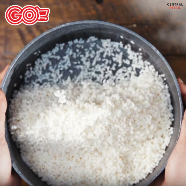 Ngâm gạo làm bánh tét