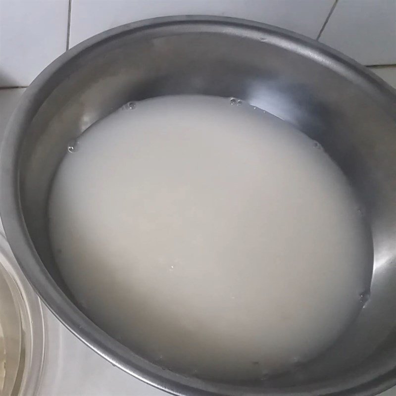 Ngâm gạo nếp chuẩn bị nấu xôi