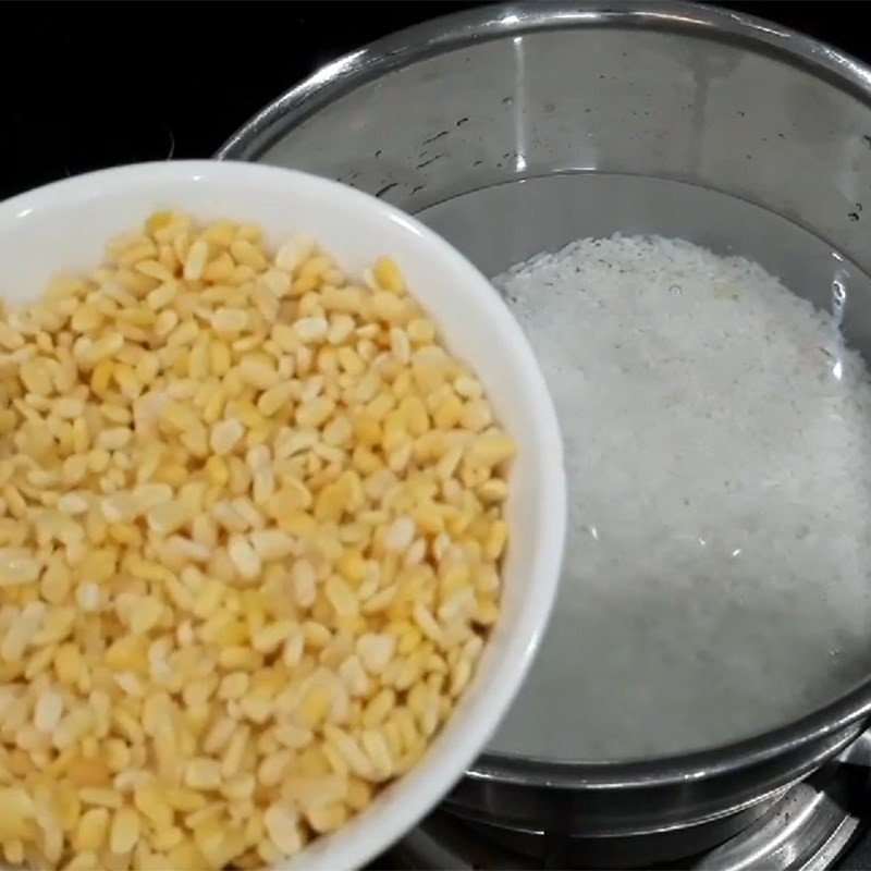 Ngâm gạo, nếp và đậu xanh trước khi nấu cháo