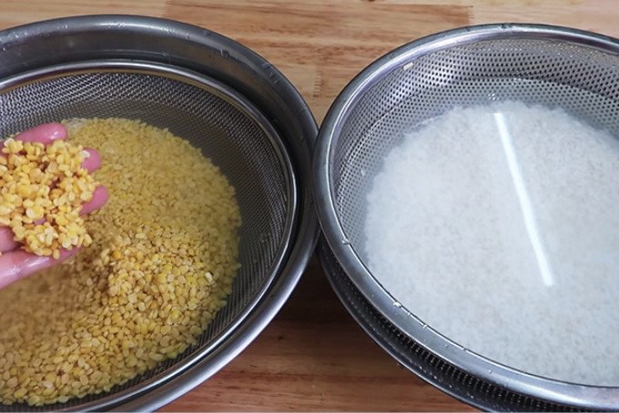 Ngâm gạo nếp và đậu xanh trước khi nấu xôi bằng nồi cơm điện
