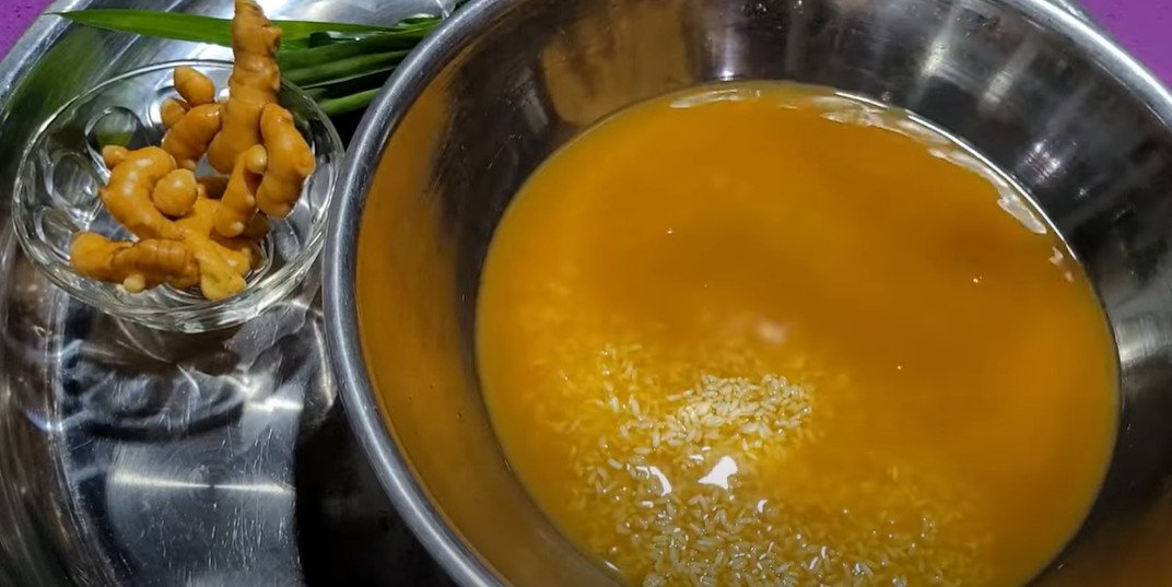 Ngâm gạo nếp với bột nghệ và muối giúp xôi có màu vàng đẹp mắt