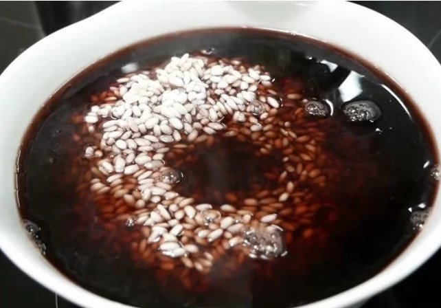 Ngâm gạo nếp với nước đỗ đen