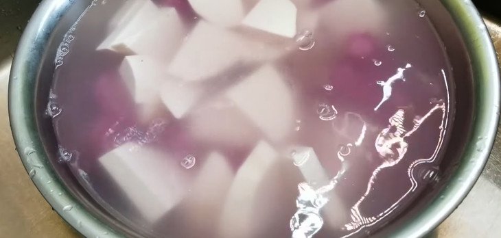 Ngâm khoai môn và khoai lang tím đã cắt trong nước muối