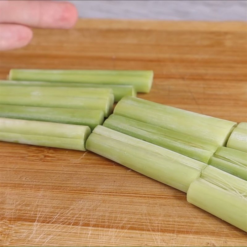 Ngâm khoai và sơ chế nấm hương cho cà ri heo