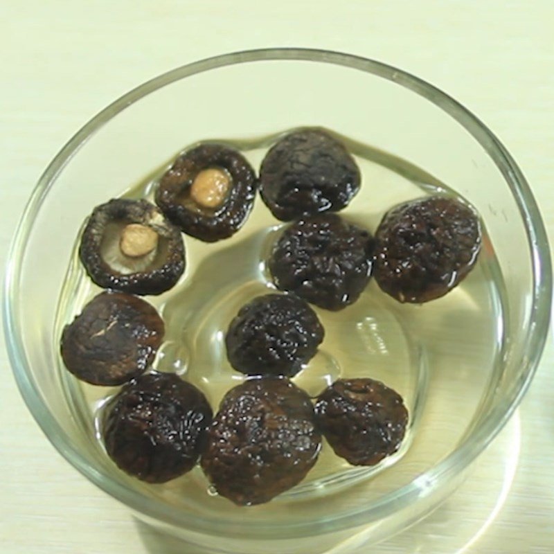 Ngâm nấm và sơ chế hành gừng ớt