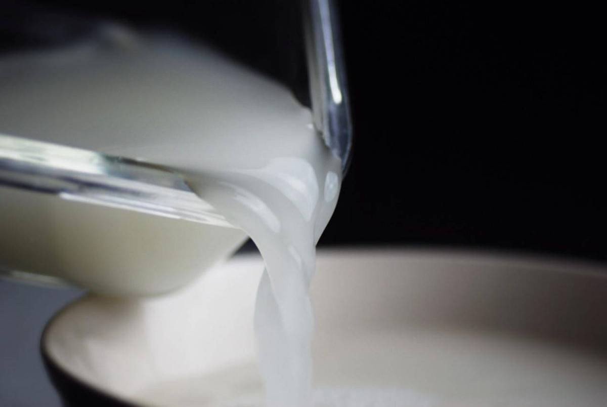 Ngâm ốc nhảy trong nước vo gạo loại bỏ bùn đất