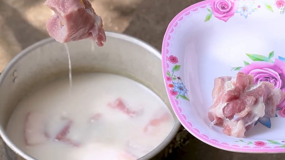 Ngâm thịt trong hỗn hợp sữa đặc