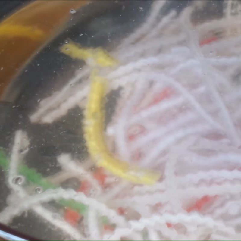 Ngâm và luộc bột khoai, bột báng để có độ dai mềm