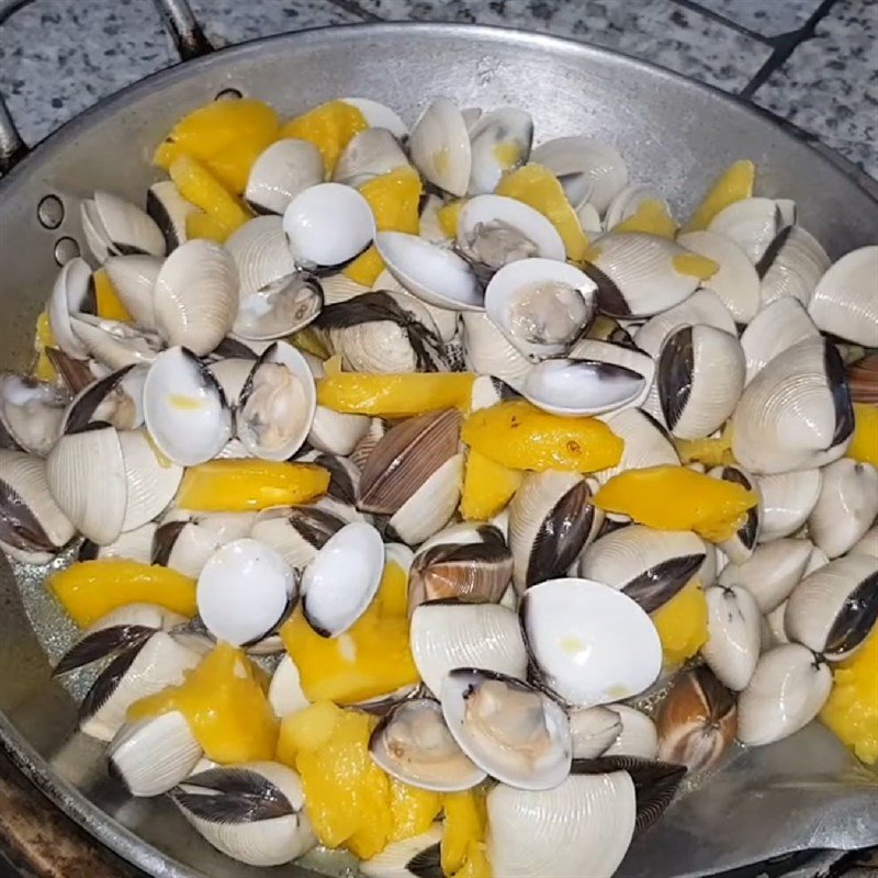 Ngao đã mở miệng, chín đều trong quá trình xào với dứa