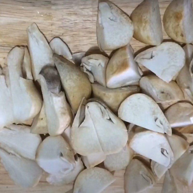 Nghệ tươi giã lấy nước tạo màu đẹp cho cháo rắn đậu xanh