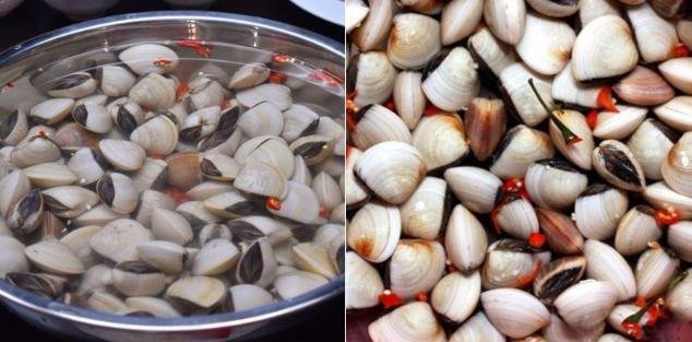 Nghêu đang được ngâm trong nước muối ớt để làm sạch cát