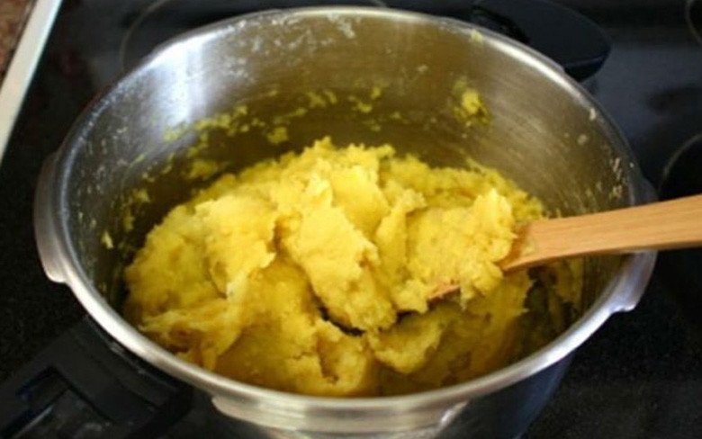 Nghiền đậu xanh đã hấp chín để làm nền cho món chè sầu riêng