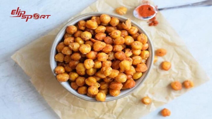 Ngô cay sấy giòn được tẩm ướp gia vị đậm đà và chiên giòn, mang lại hương vị khó cưỡng nhưng cũng chứa nhiều năng lượng