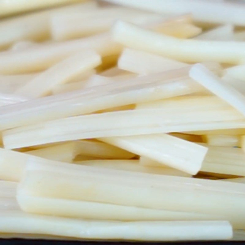 Ngó sen và các nguyên liệu khác được sơ chế sạch sẽ