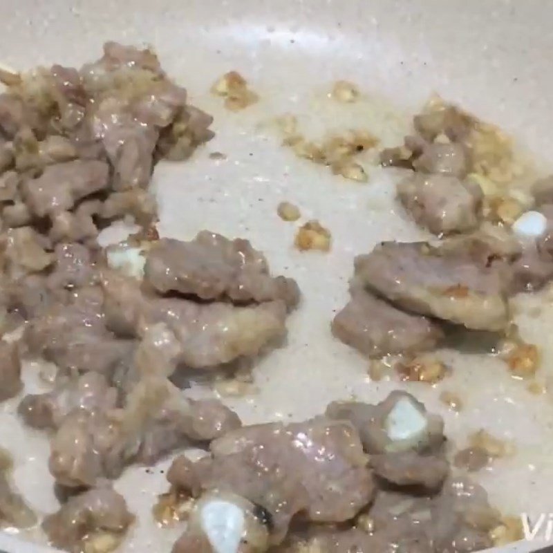 Ngọn su su đã trụng sơ được thêm vào chảo thịt, bắt đầu công đoạn xào chung để hòa quyện hương vị