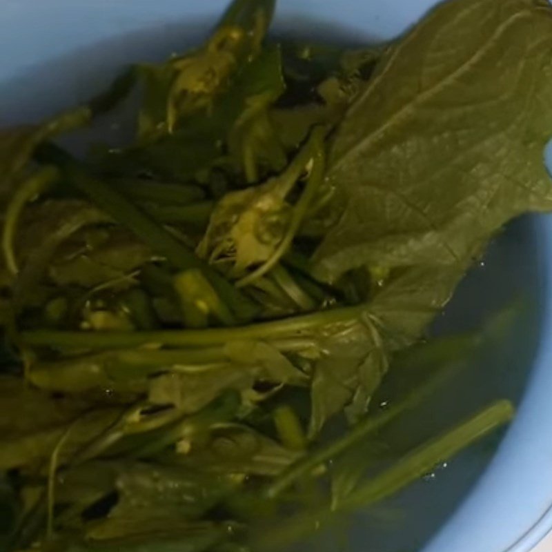 Ngọn su su đang được ngâm trong nước muối pha loãng để làm sạch và loại bỏ nhựa