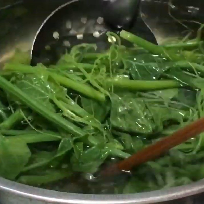 Ngọn su su sau khi trụng được vớt ra cho vào tô nước đá lạnh để giữ độ giòn tươi