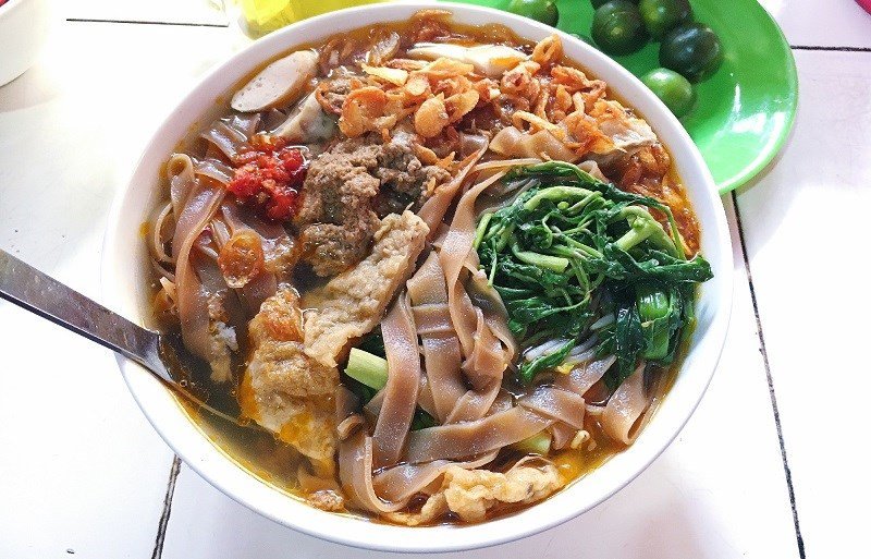 Người ăn bánh đa cua kiểm soát cân nặng