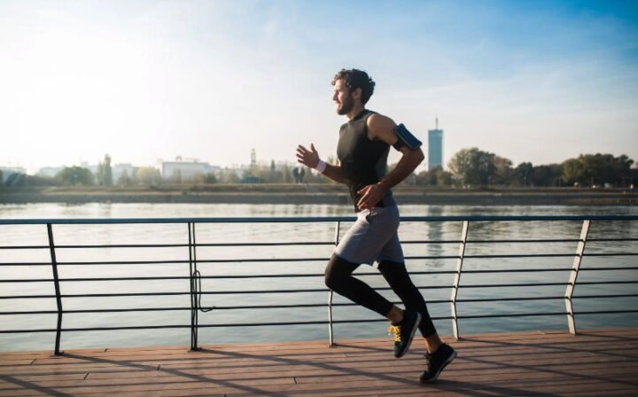 Người chạy bộ buổi sáng đang đốt calo hiệu quả