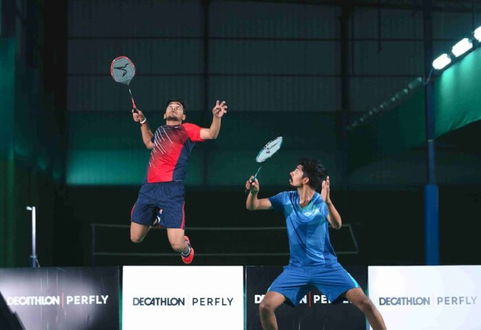 Người chơi cầu lông đang di chuyển nhanh trên sân, minh họa việc tiêu hao năng lượng