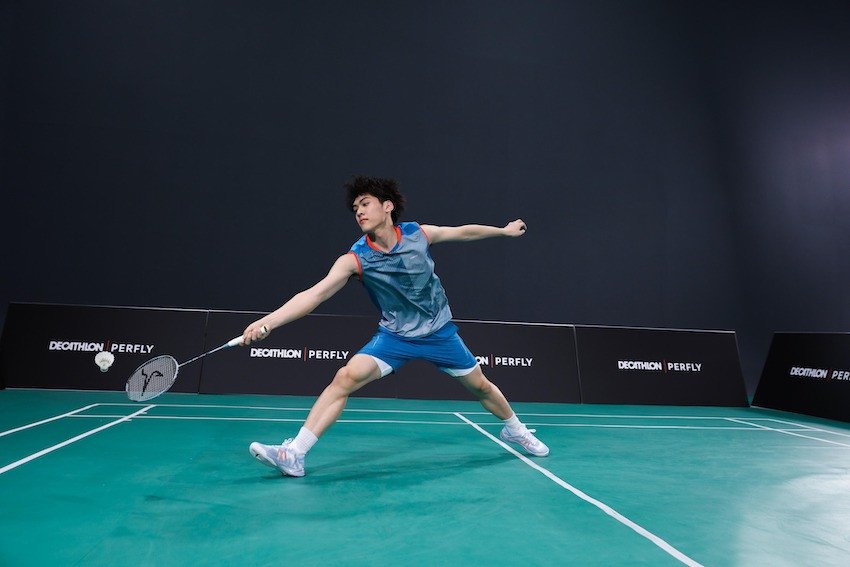 Người chơi cầu lông đang thực hiện động tác đập cầu mạnh mẽ trên sân