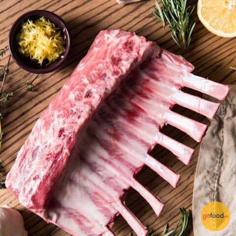 Người đàn ông đang ướp thịt cừu với gừng và rượu trắng để khử mùi hôi hiệu quả