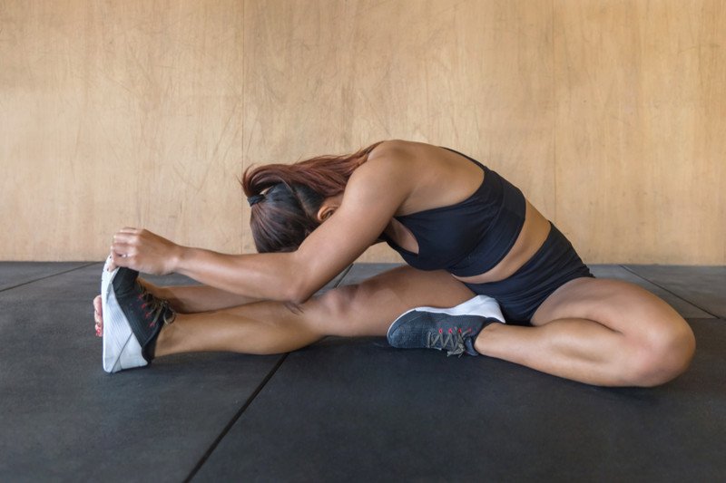 Người đàn ông thực hiện động tác khởi động trước khi nhảy dây, chuẩn bị cơ thể để đốt cháy năng lượng an toàn.