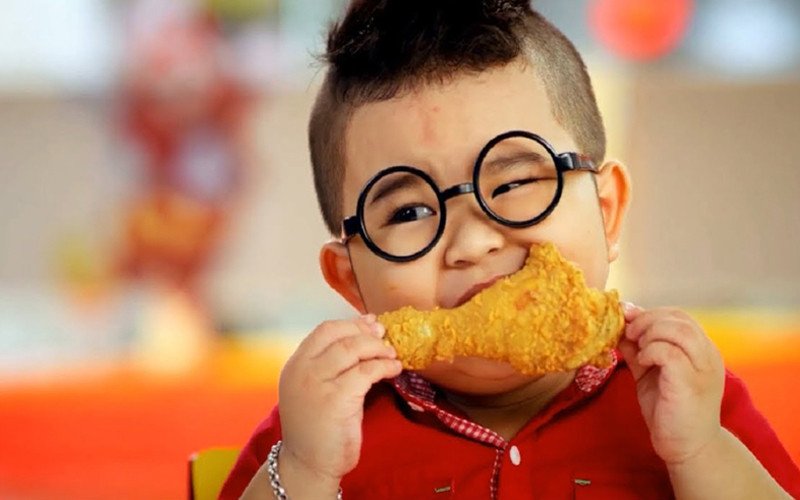 Người đang băn khoăn về lượng calo trong món gà rán và nguy cơ tăng cân