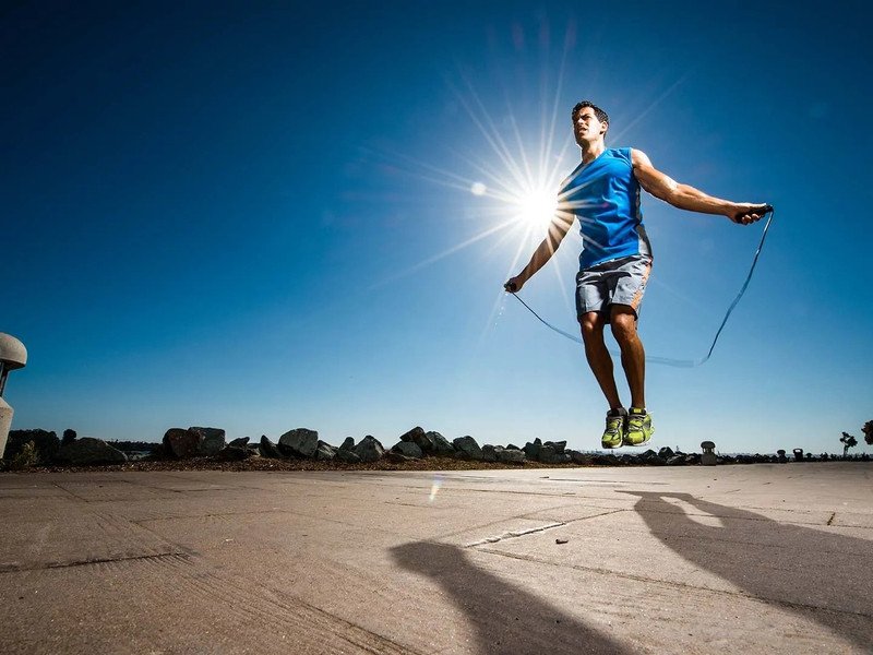 Người đang tập nhảy dây, hoạt động cardio tăng cường sức khỏe tim mạch và cải thiện nhịp thở