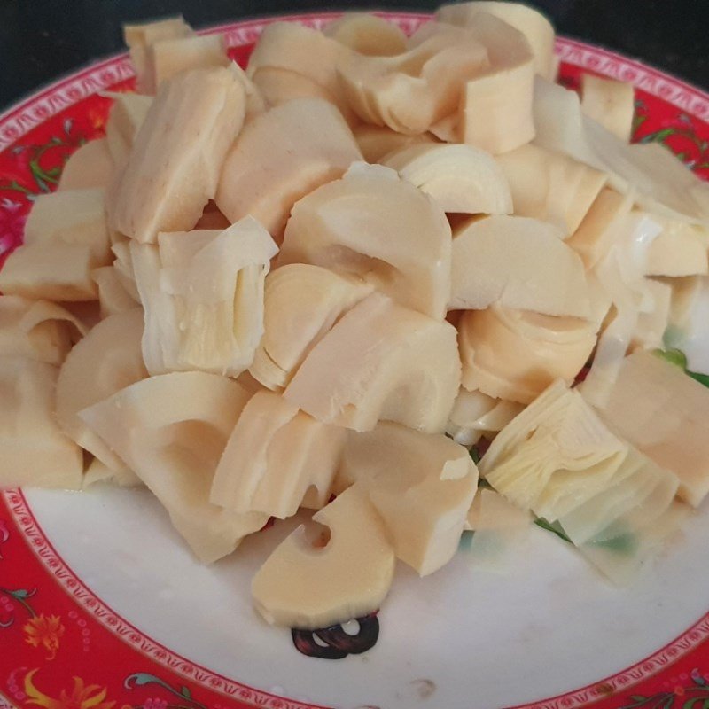 Người đầu bếp đang rửa sạch gà để chuẩn bị cho món lẩu