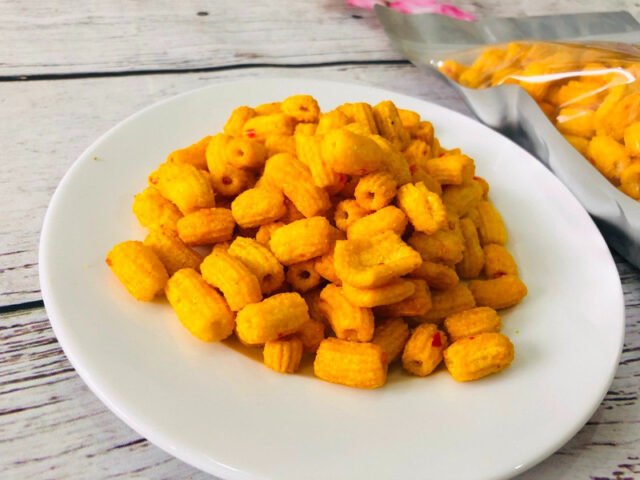 Người phụ nữ ăn nui chiên giòn một cách điều độ, kiểm soát khẩu phần ăn