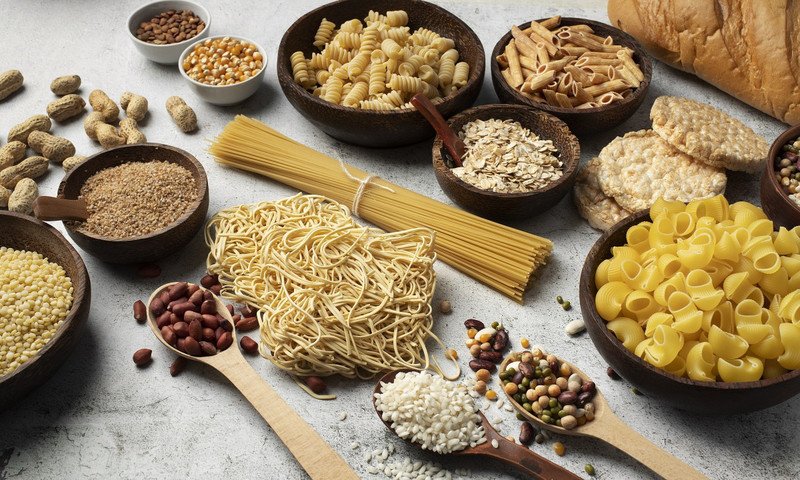 Người phụ nữ cân nhắc lựa chọn thực phẩm lành mạnh, hạn chế tinh bột và đường để quản lý lượng calo.