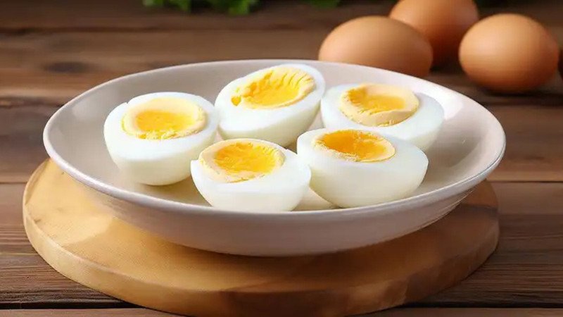 Người phụ nữ cân nhắc số lượng trứng gà luộc nên ăn mỗi ngày cho chế độ dinh dưỡng
