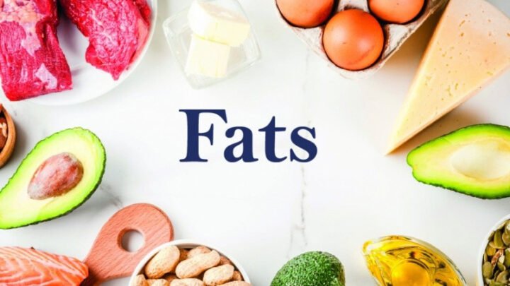 Người phụ nữ chuẩn bị salad rau củ quả tươi, bổ sung lipid tốt cho sức khỏe