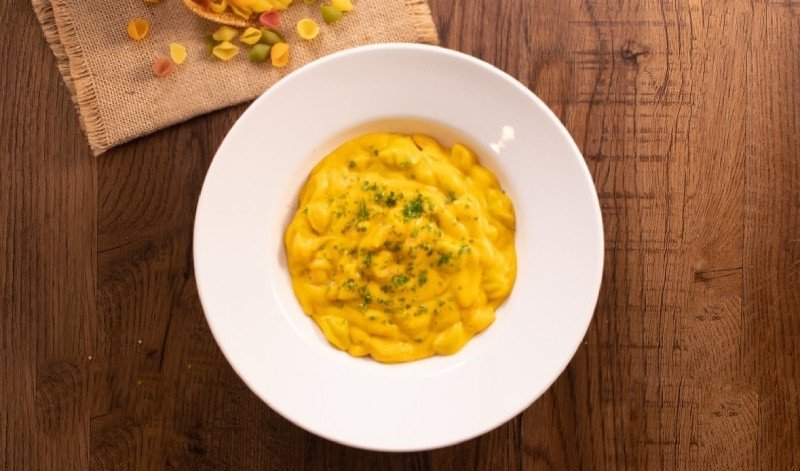 Người phụ nữ đang cân nhắc thức ăn trên cân