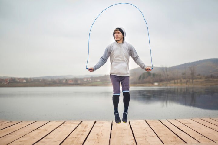 Người phụ nữ đang tập nhảy dây, minh họa cho việc 300 cái nhảy dây bao nhiêu calo và cách đốt cháy năng lượng hiệu quả.