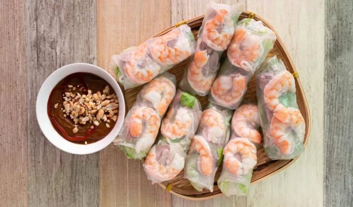 Người phụ nữ đang thưởng thức món bánh tráng hấp dẫn, cân nhắc lượng calo để giữ vóc dáng.