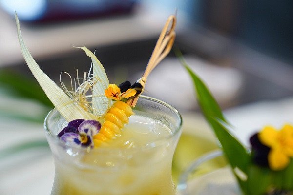 Người phụ nữ đang xay hạt bắp để làm sữa bắp tại nhà