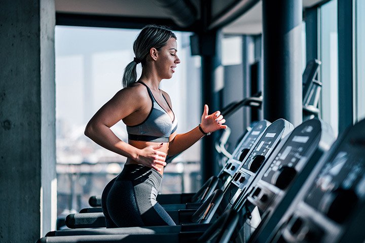 Người phụ nữ tập yoga nhẹ nhàng, minh họa việc vận động sau bữa ăn