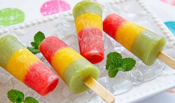 Người phụ nữ vui vẻ thưởng thức kem ốc quế Celano