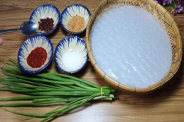Nguyên liệu chính để tự làm bánh tráng trộn mỡ hành