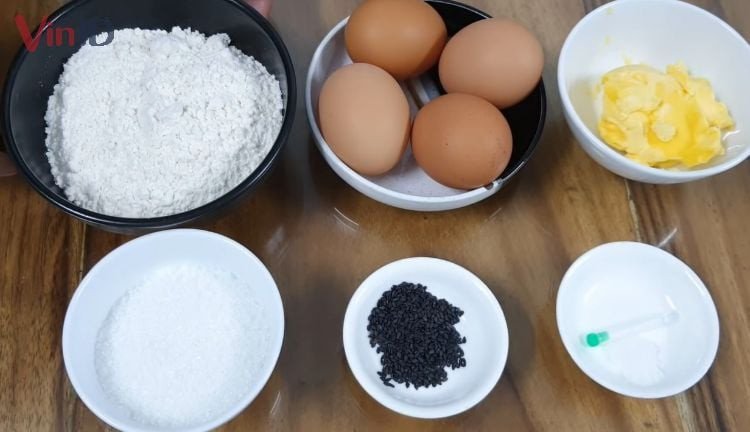 Nguyên liệu chính gồm trứng, bột mì, bơ và mè đen để chế biến bánh kẹp cuốn
