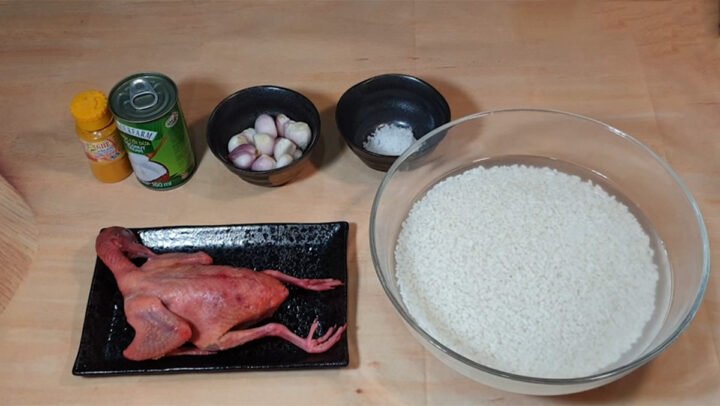 Nguyên liệu chính làm xôi chim bồ câu bao gồm gạo nếp, chim bồ câu, hành khô và gia vị