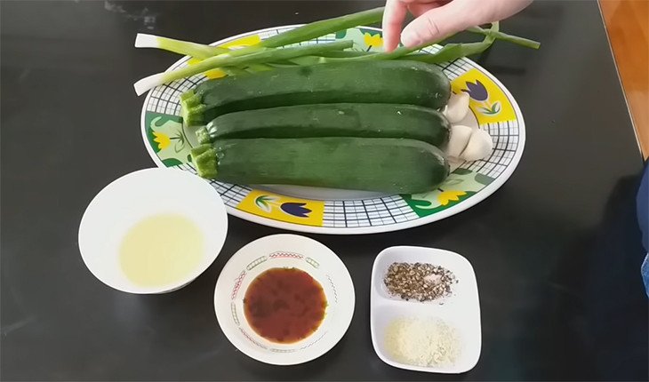 Nguyên liệu cho món bí ngòi xào tỏi