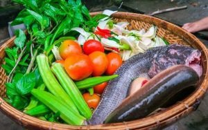 Nguyên liệu chuẩn bị cho cách nấu canh chua cá miền Tây