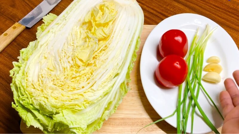 Nguyên liệu chuẩn bị cho cách xào cải thảo với cà chua