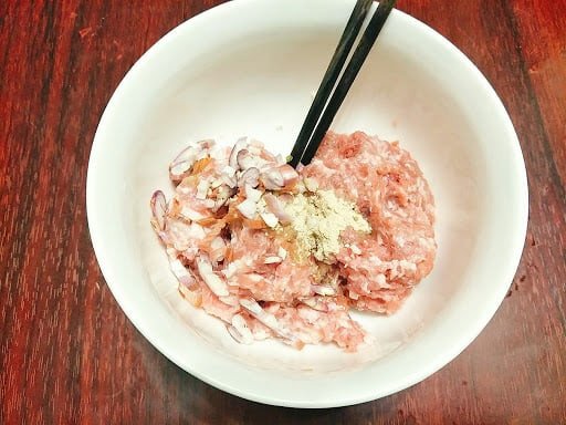 Nguyên liệu chuẩn bị cho món chả viên thịt lợn
