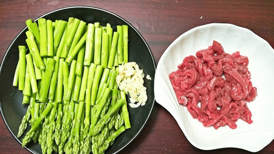 Nguyên liệu chuẩn bị cho món măng tây xào thịt bò