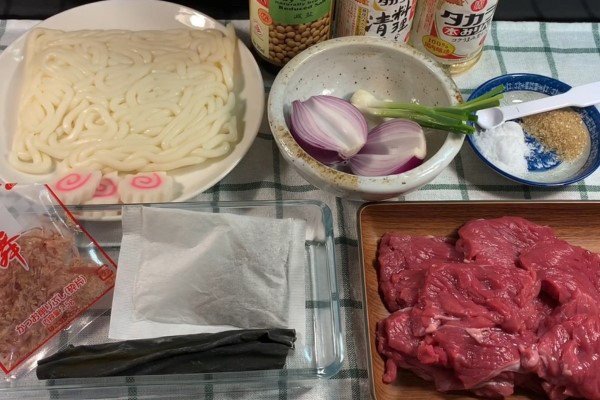 Nguyên liệu chuẩn bị cho món mì udon bò