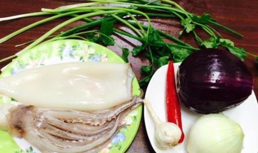Nguyên liệu chuẩn bị cho món mực xào hành tây